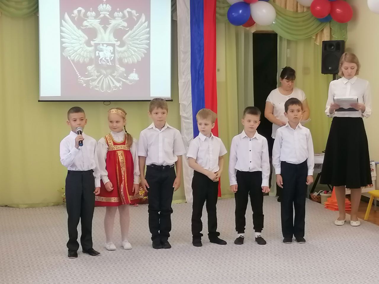 4 ноября наша страна будет отмечать День Народного Единства. Этот день занимает особое место среди государственных праздников современной России. В преддверии праздника в подготовительных к школе групп «Звездочки» и «Жемчужинки» прошло тематическое развлечение «Путешествие по России».
