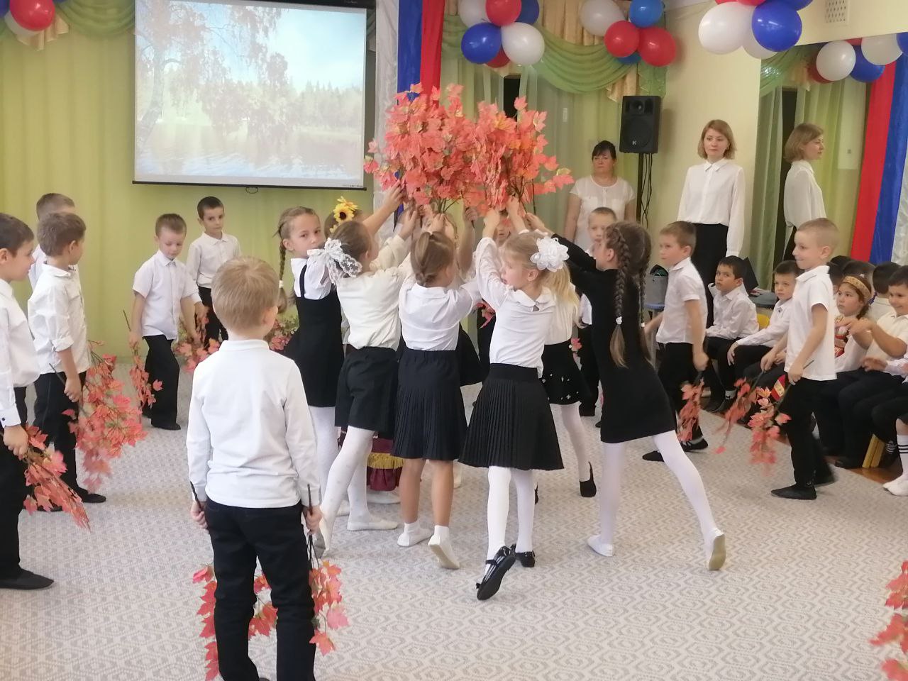 4 ноября наша страна будет отмечать День Народного Единства. Этот день занимает особое место среди государственных праздников современной России. В преддверии праздника в подготовительных к школе групп «Звездочки» и «Жемчужинки» прошло тематическое развлечение «Путешествие по России».