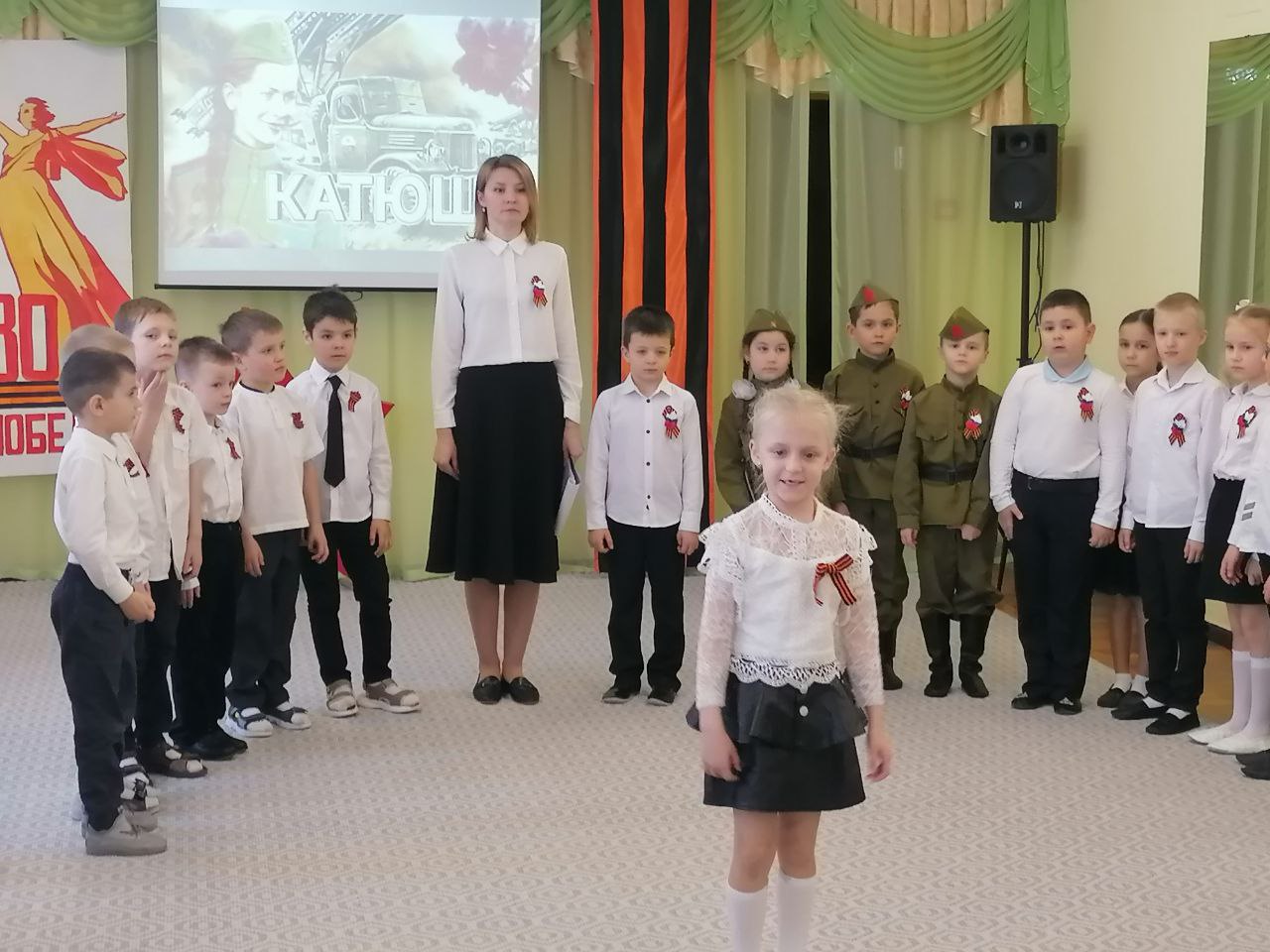 12 февраля в нашем детском саду прошло тематическое занятие для детей старшего дошкольного возраста, посвященное освобождению нашего города от немецко - фашистских захватчиков. Педагоги рассказали детям о трудных днях жителей города, вспомнили всех, кто ценой своей жизни мужественно защищал родной город, и почтили память героев минутой молчания.
