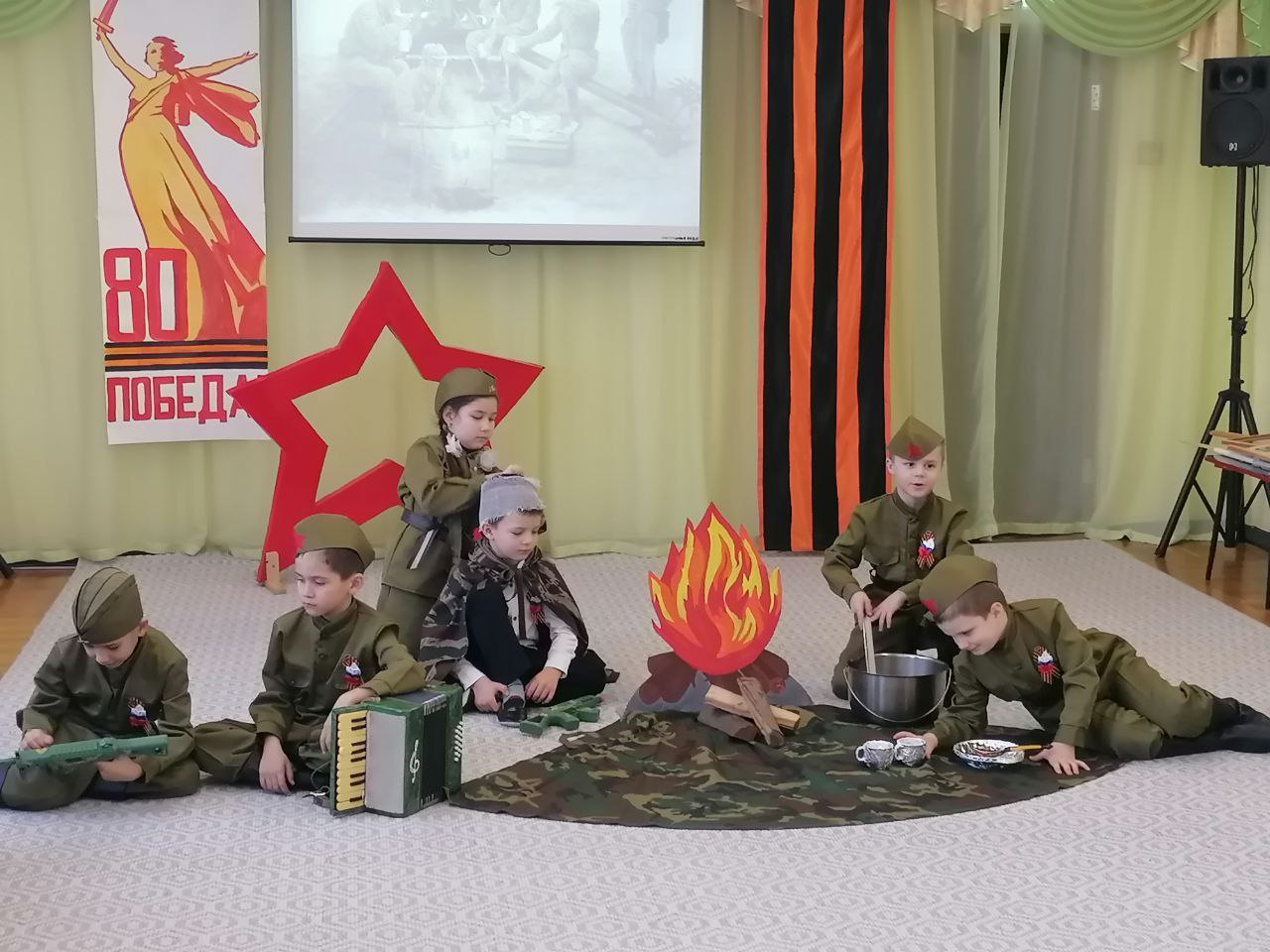 12 февраля в нашем детском саду прошло тематическое занятие для детей старшего дошкольного возраста, посвященное освобождению нашего города от немецко - фашистских захватчиков. Педагоги рассказали детям о трудных днях жителей города, вспомнили всех, кто ценой своей жизни мужественно защищал родной город, и почтили память героев минутой молчания.