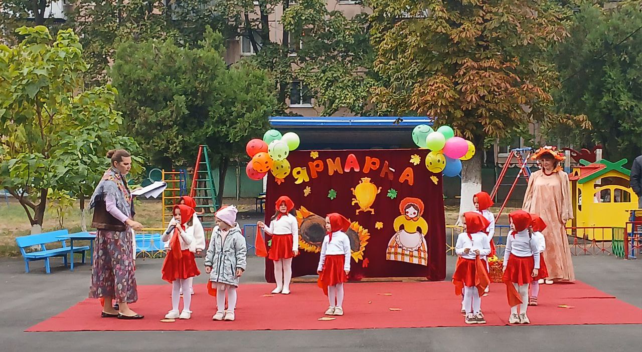 В нашем детском саду 17.10.2024 г. прошла веселая «Осенняя ярмарка». Каждая группа совместно с родителями оформили ярмарочные лавки. Родители торговали кондитерскими изделми, пирогами, блинами и консеиярвацией.
