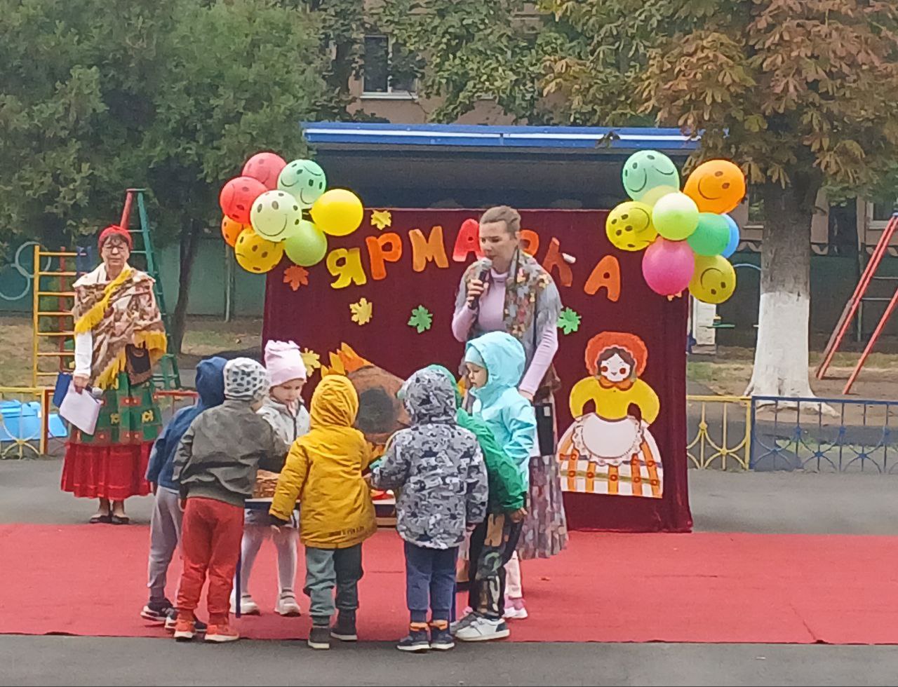 В нашем детском саду 17.10.2024 г. прошла веселая «Осенняя ярмарка». Каждая группа совместно с родителями оформили ярмарочные лавки. Родители торговали кондитерскими изделми, пирогами, блинами и консеиярвацией.